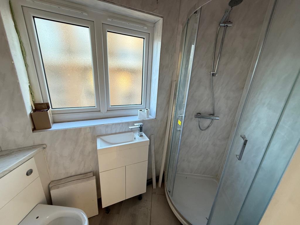 Lot: 173 - FORMER OFFICE WITH PERMITTED DEVELOPMENT TO CONVERT TO RESIDENTIAL DWELLING - First floor shower room with window to the side